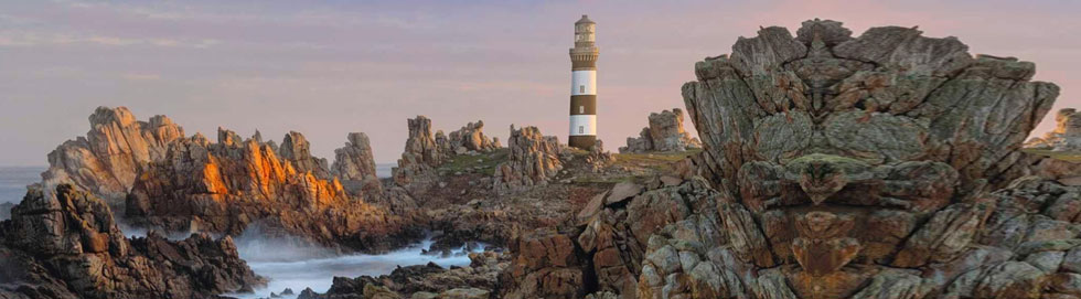 Bretonische Landschaft: Felsen, Meer, Leuchtturm
